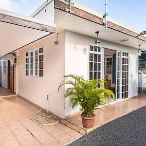 Chaine Maison Entiere Free Parking & Wifi 3min De L'aeroport Holiday home